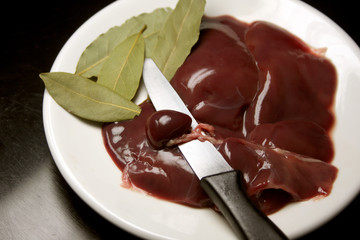 Hühnerleber mit Gallenblase und Lorbeer