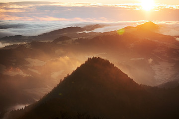 Panorama Pienin, szczyty górskie w porannej mgle,  © barytek