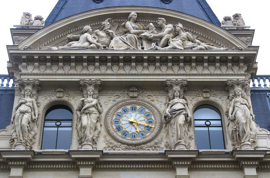 Paris - Horloge sur immeuble - Cr&eacute;dit Lyonnais