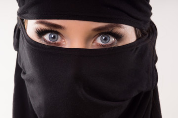 Naklejka premium Portrait of a woman wearing a mask.