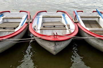 Fototapeta na wymiar Tres barcas de recreo en un lago