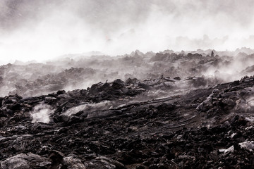 Champs de lave fumants dans le parc national des volcans