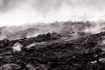 Selbstklebende Fototapete Vulkan Smoking lava fields at volcanoes National Park