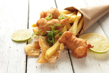 Backfisch Pommes Kartoffelchips Fish and Chips Tüte Tisch
