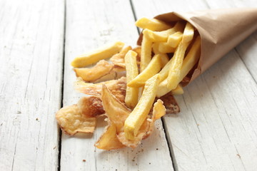 Kartoffelchips Chips Pommes Frites Tüte Tisch 