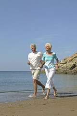 Glueckliches Senioren Paar im Urlaub am Strand