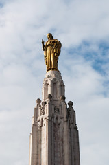 Fototapeta premium Bilbao, 28/01/2017: monumento con la statua di Gesù nel centro di plaza del Sagrado Corazon de Jesus, la piazza del Sacro Cuore di Gesù
