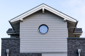 Rundes Fenster in einer Fassade