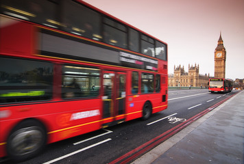 Obraz na płótnie Canvas Parliament of London with double-decker bus