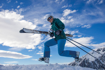 Frau mit Skiern springt – WInterschlussverkauf