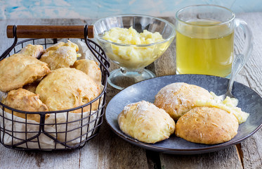 cheese buns with cream