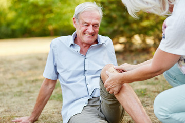 Alter Mann bekommt Pflaster auf sein Knie