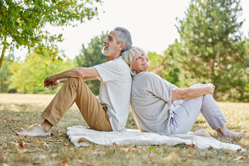Paar Senioren macht eine Pause in der Natur