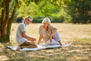 Glückliches Paar Senioren beim Picknick