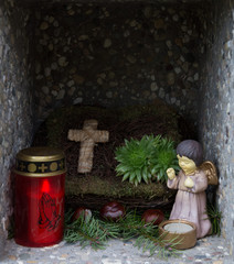 dekorierte urnennische auf einem friedhof