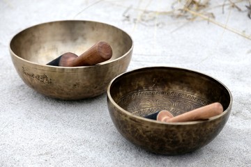 Klangschalen mit Schlegel am Strand