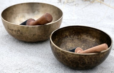 Klangschalen mit Schlegel am Strand