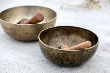 Klangschalen mit Schlegel am Strand