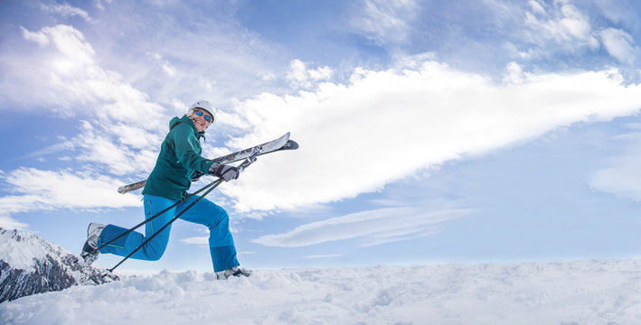 Werbefl&auml;che: Winterschlussverkauf - laufende Frau vor Winterpanorama