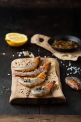 Raw prawns with lemon, rosemary and salt