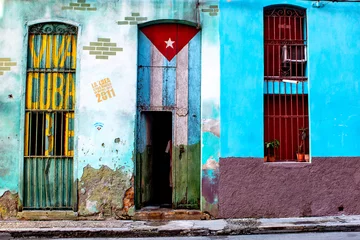 Papier Peint photo autocollant Havana Vieille maison minable dans le centre de La Havane peinte avec le drapeau cubain et une écriture libre &quot Viva Cuba&quot 