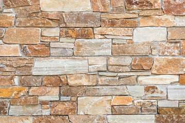 Attraktive Steinmauer in warmen Braun- und Beigetönen,  Naturstein, Fassade, Gartenmauer,  Mauerwerk, Sichtschutz