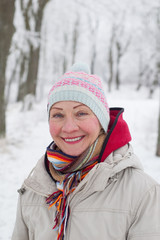 Fototapeta na wymiar Portrait of a woman in a winter park