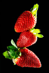 Tris di fragole su sfondo nero