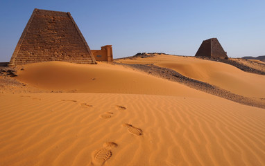 Fototapeta na wymiar Die Pyramiden von Meroe im Sudan