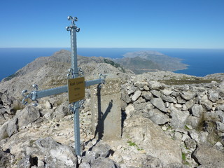 Gipfelkreuz auf dem Kali Limni, der höchsten Erhebung auf der griechischen Insel Karpathos