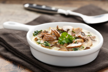 Rahmchampignons - mushrooms with cream sauce