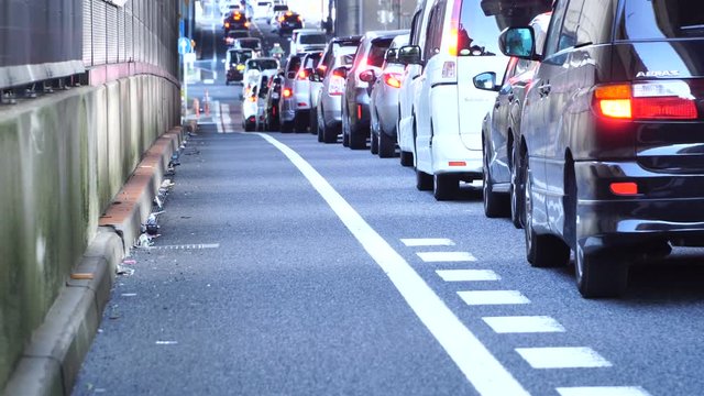 渋滞イメージ　汎用素材　東京　幹線道路　長い車列