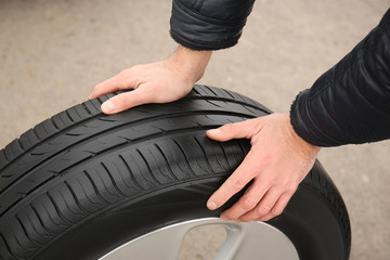 Obraz premium Closeup view of man rolling wheel outdoors