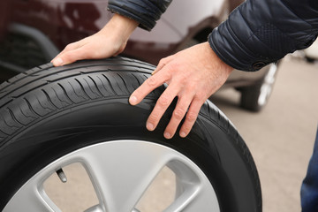 Obraz premium Closeup view of man rolling wheel outdoors