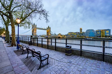 Deurstickers Empty bench and Tower Bridge viewed from Tower of london side of the Thames river © Pawel Pajor