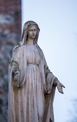 Fototapeta premium eine Statue der Heiligen Jungfrau Maria