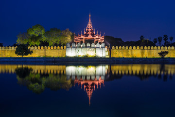 Obraz premium Mandalay palace fence with reflection, landmark of Mandalay city, Myanmar
