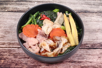 Fried big noodle with Chinese kale ,pork,vegetable in soup.