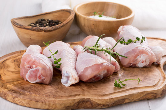 Raw chicken drumsticks