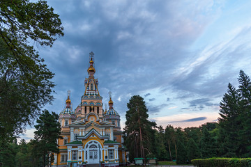 Obraz premium Church in Kazakhstan. Beautiful church with golden peaks in Almaty, Kazakhstan.