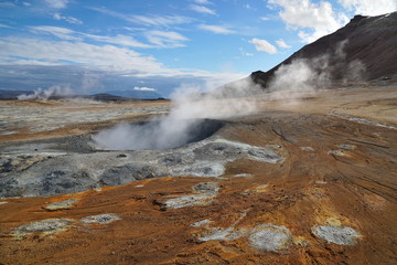 Vulkangebiet Namaskard mit Rauch auf Island