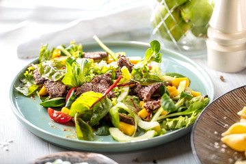 Salat mit Rinderfilet streifen und mango