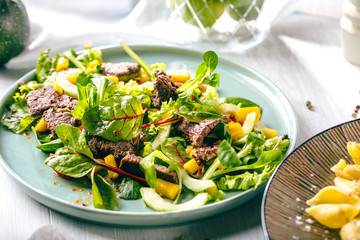 Salat mit Rinderfilet streifen und mango