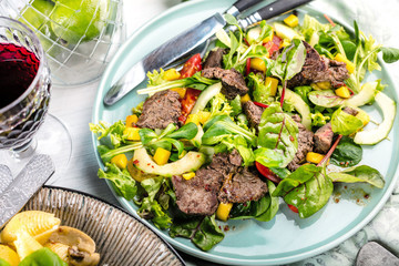 Salat mit Rinderfilet streifen und mango