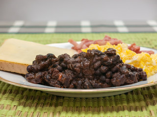 Farmers Frühstück mit schwarzen Bohnen, Rührei, Speck und Toast