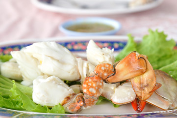 Streamed sculling crab with sauce on plate.