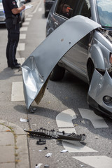 Motorhaube lehnt an Unfallwagen