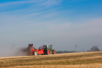 Obraz premium tractor ploughing field