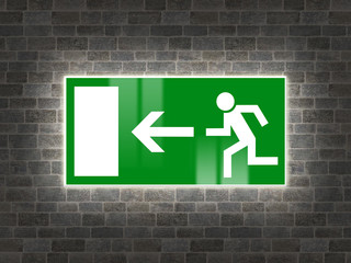 Schild Notausgang vor Mauer