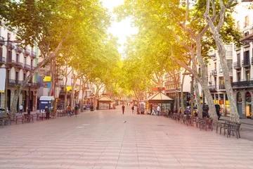 Fotobehang La Rambla-straat. De meest populaire straat in Barcelona vroeg in de ochtend. Bijna leeg. Spanje © LALSSTOCK